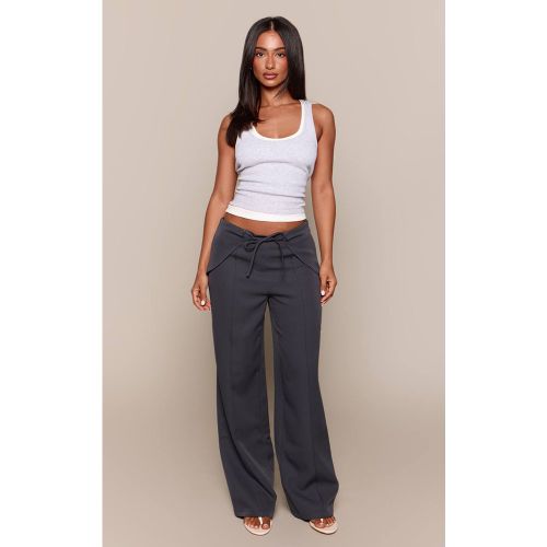 Stone Pantalon Tailleur Droit Petite Anthracite Avec Détail Couture Et Nœud Frontal | Taille 32 - PrettyLittleThing - Modalova
