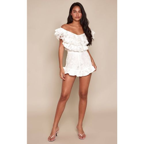 White Combi-short Bardot À Volants En Dentelle Florale | Taille 42 - PrettyLittleThing - Modalova