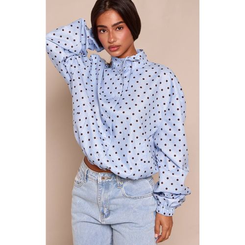 Blue Chemise Petite À Pois À Col Montant Avec Détail Nœud Et Manches Longues | Taille 36 - PrettyLittleThing - Modalova