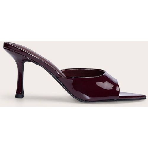 Burgundy Mules À Bout Pointu Verni Et Talons | Taille 31 - PrettyLittleThing - Modalova