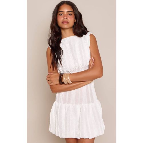 White Robe Droite Courte Texturée À Encolure Bateau Et Volants | Taille 42 - PrettyLittleThing - Modalova