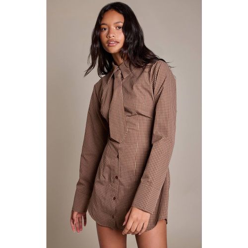 Brown Robe Chemise Cintrée À Rayures Fines Avec Détail Cravate Boutonnée | Taille 42 - PrettyLittleThing - Modalova