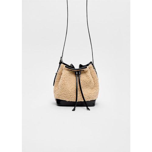 Bucket bag contrastant effet mouton synthétique Écru OS - Stradivarius - Modalova