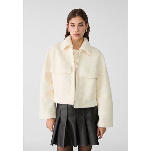 Blouson court en bouclette avec poches Écru XS - Stradivarius - Modalova