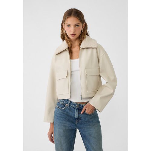 Blouson avec poches effet mouton synthétique Écru XS - Stradivarius - Modalova