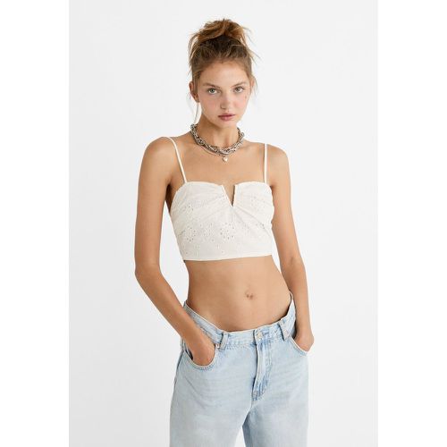 Top brodé à décolleté en V et bretelles XS - Stradivarius - Modalova