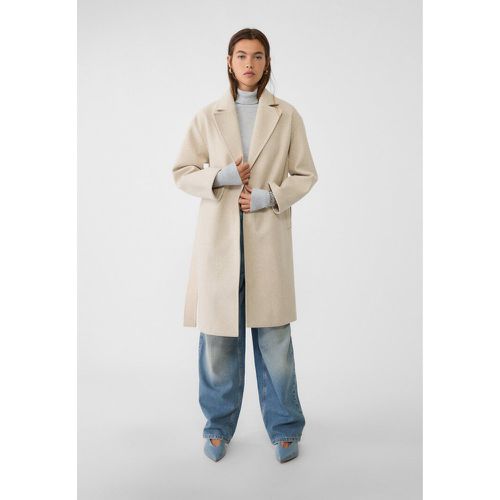 Manteau doux avec ceinture Écru XS - Stradivarius - Modalova