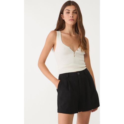 Short fluide plissé avec du lin 44 - Stradivarius - Modalova