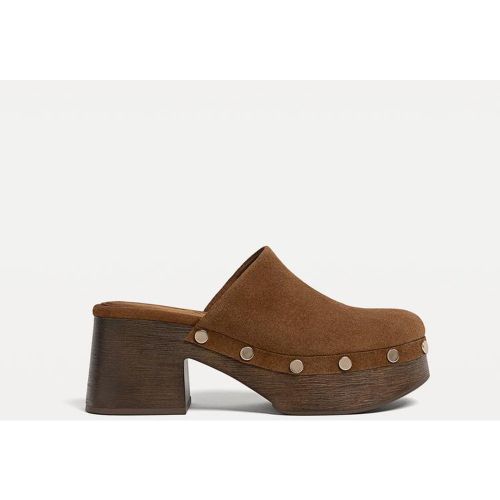 Sabots à clous en cuir 35 - Stradivarius - Modalova