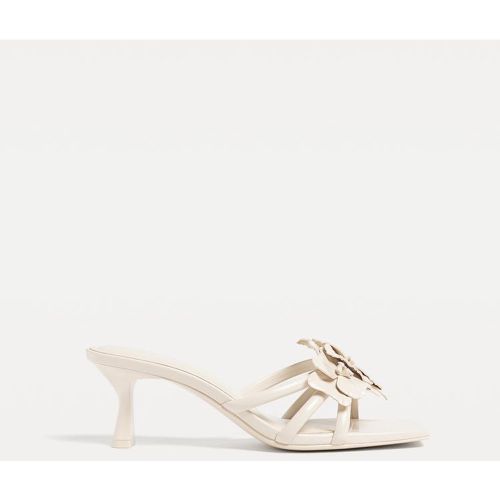 Sandales à talon avec fleurs ÉCRU 35 - Stradivarius - Modalova