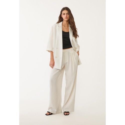 Pantalon fluide froissé à rayures avec lin 32 - Stradivarius - Modalova
