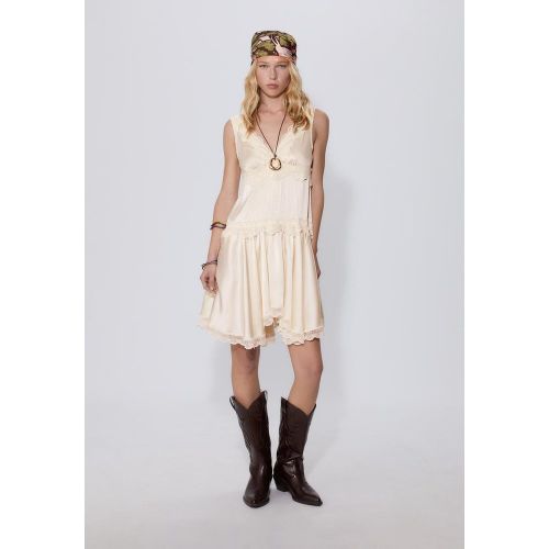 Courte robe nuisette dentelle Écru XS - Stradivarius - Modalova