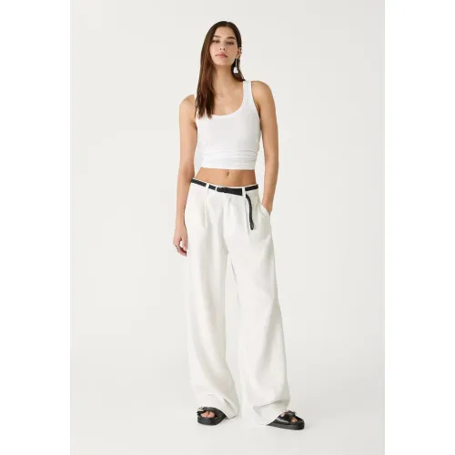 Pantalon en lin avec ceinture Écru 32 - Stradivarius - Modalova