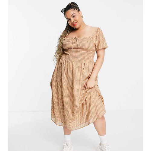 Violet Romance Plus - Robe mi-longue froncée sur le devant à imprimé quadrillage - Violet Romance Curve - Modalova