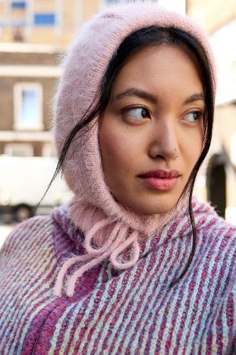 Capuche tricotée UO Clover par en taille: TAILLE UNIQUE - Urban Outfitters - Modalova