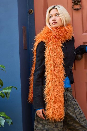 Écharpe en fausse fourrure Sylvie UO par en taille: TAILLE UNIQUE - Urban Outfitters - Modalova