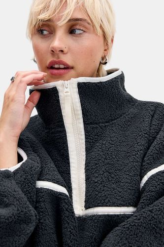 Pull molletonné en sherpa Simply en taille: Medium - Out From Under - Modalova
