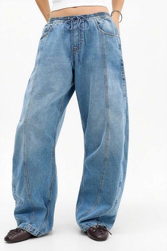 Jeans Barrel à taille basse avec naud sur le devant Curve en taille: XS - BDG - Modalova