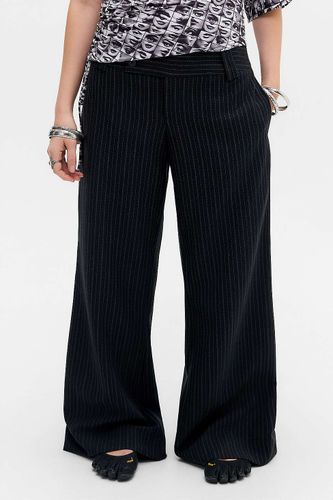 Pantalon évasé taille basse UO Charlie par en taille: Large - Urban Outfitters - Modalova