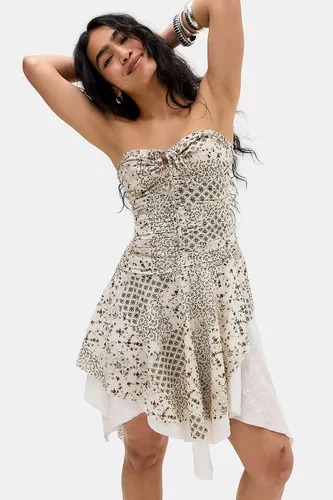 Mini robe bandeau à ourlet mouchoir imprimée UO par en taille: 2XS - Urban Outfitters - Modalova