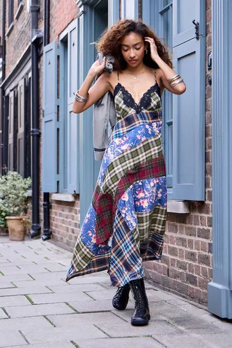 Robe midi asymétrique à carreaux About You en taille: XS - BDG - Modalova