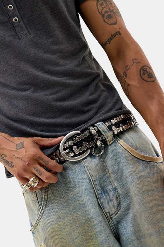 Ceinture UO Grunge en simili cuir clouté par en taille: Small/Medium - Urban Outfitters - Modalova