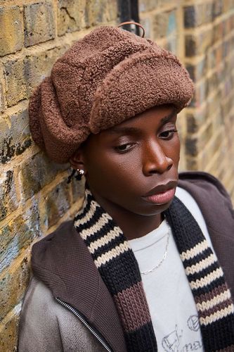 Chapeau trappeur en fausse fourrure UO par en taille: TAILLE UNIQUE - Urban Outfitters - Modalova
