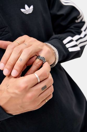 Bague croix grunge UO par en taille: Large - Urban Outfitters - Modalova