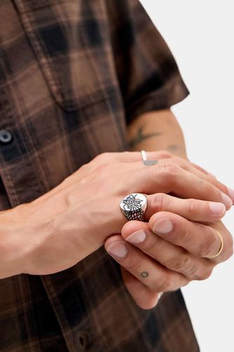 Bague chevalière dragon UO par en taille: Medium - Urban Outfitters - Modalova