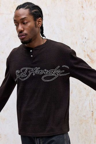 Haut henley tricoté signature UO Exclusive en taille: Medium - Ed Hardy - Modalova