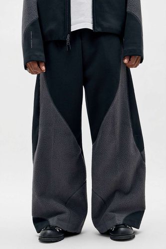 Pantalon Nike Tech Boreas Loose à ourlet ouvert en taille: Medium - Urban Outfitters - Modalova