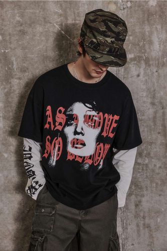 T-shirt graphique double couche UO Grunge par en taille: 2XS - Urban Outfitters - Modalova