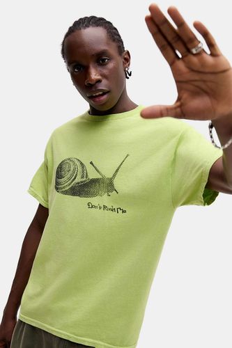 T-shirt graphique UO Lime Snail Panic par en taille: Medium - Urban Outfitters - Modalova