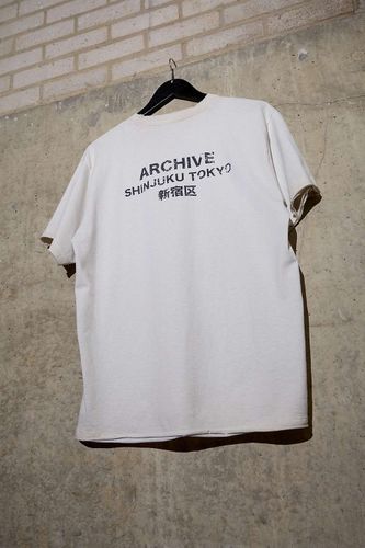 T-shirt UO Archive Tokyo à manches courtes délavé à l'huile par en taille: XS - Urban Outfitters - Modalova