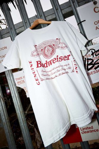T-shirt graphique UO blanc avec logo script patrimoine Budweiser par en taille: Small - Urban Outfitters - Modalova