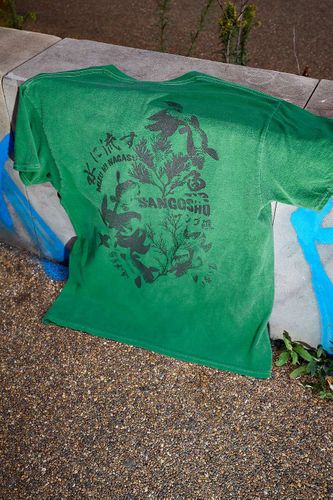 T-shirt graphique UO Green Sangoshi Fish par en taille: XS - Urban Outfitters - Modalova