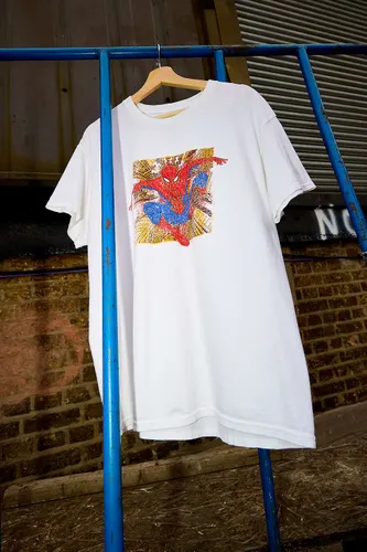 T-shirt graphique UO Spiderman Box par en taille: Small - Urban Outfitters - Modalova