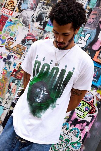 T-shirt graphique décontracté UO blanc Dr. Doom par en taille: XS - Urban Outfitters - Modalova