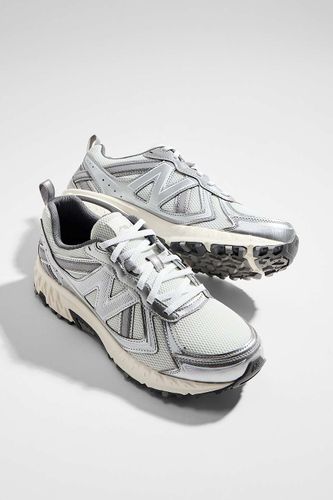 Baskets 410V5 Blanches & Argentées en taille: UK 5 - New Balance - Modalova