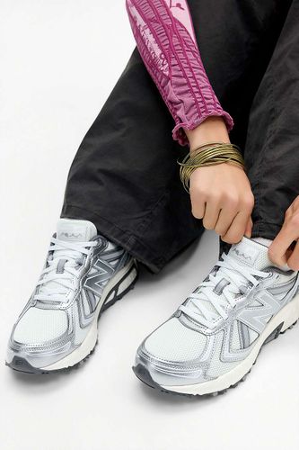 Baskets 410V5 Blanches & Argentées en taille: UK 5 - New Balance - Modalova