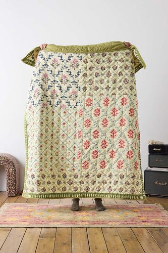 Jeté matelassé à motif floral vert avec patchs par en taille: TAILLE UNIQUE - Urban Outfitters - Modalova