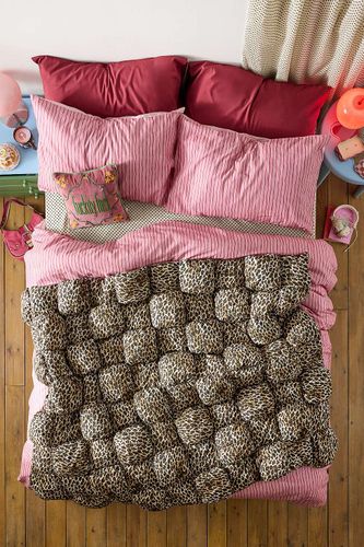 Jeté en sherpa léopard Puff par taille: TAILLE UNIQUE - Urban Outfitters - Modalova