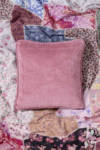 Coussin caur matelassé rose par en taille: TAILLE UNIQUE - Urban Outfitters - Modalova