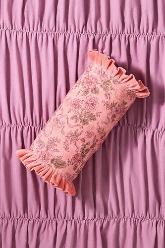 Coussin traversin Caitlyn à motif floral rose par en taille: TAILLE UNIQUE - Urban Outfitters - Modalova