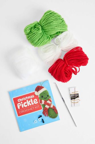 Kit de crochet cornichon festif par en Assorted taille: TAILLE UNIQUE - Urban Outfitters - Modalova