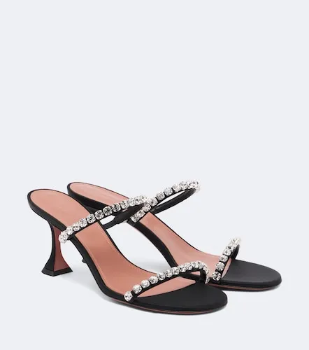 Mules Gigi en satin à cristaux - Amina Muaddi - Modalova