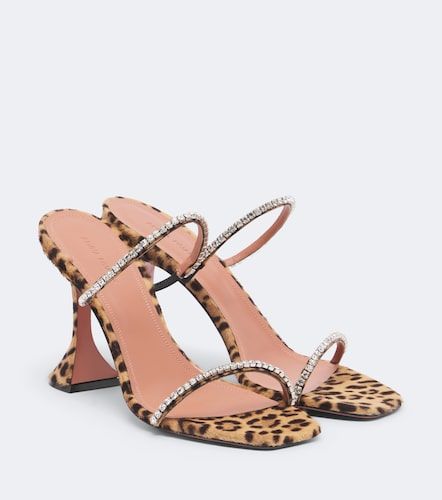 Mules Gilda en cuir façon poulain - Amina Muaddi - Modalova