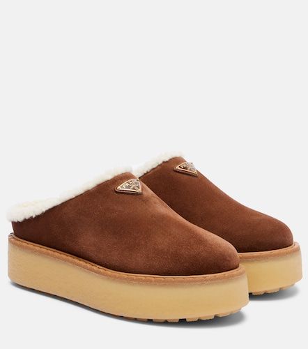 Mules compensées Evolve en daim et shearling - Prada - Modalova