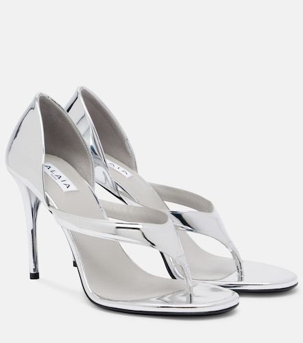 Alaïa Sandales Infradito en cuir métallisé - Alaia - Modalova