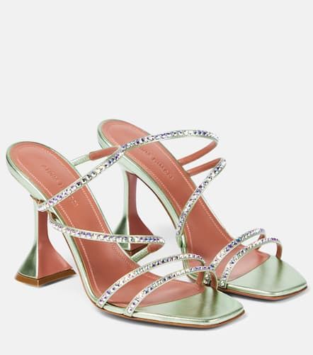 Mules Naima en cuir métallisé à ornements - Amina Muaddi - Modalova